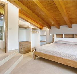 4 bedroom villa with pool, Castellammare del Golfo, sleeps 8-9